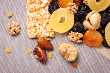 kavrulmuş fındık ve gri arka plan üzerinde kurutulmuş meyve şekerlenmiş