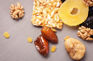 kavrulmuş fındık ve gri arka plan üzerinde kurutulmuş meyve şekerlenmiş