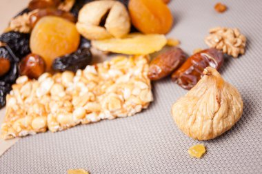 kavrulmuş fındık ve gri arka plan üzerinde kurutulmuş meyve şekerlenmiş