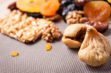 kavrulmuş fındık ve gri arka plan üzerinde kurutulmuş meyve şekerlenmiş