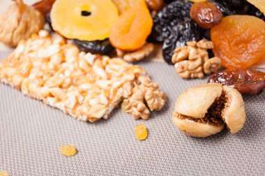 kavrulmuş fındık ve gri arka plan üzerinde kurutulmuş meyve şekerlenmiş