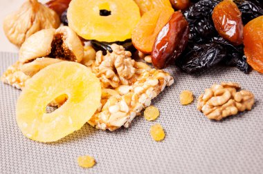 kavrulmuş fındık ve gri arka plan üzerinde kurutulmuş meyve şekerlenmiş