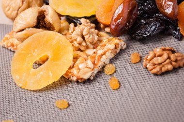 kavrulmuş fındık ve gri arka plan üzerinde kurutulmuş meyve şekerlenmiş