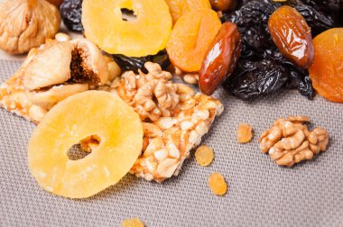 kavrulmuş fındık ve gri arka plan üzerinde kurutulmuş meyve şekerlenmiş