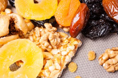 kavrulmuş fındık ve gri arka plan üzerinde kurutulmuş meyve şekerlenmiş