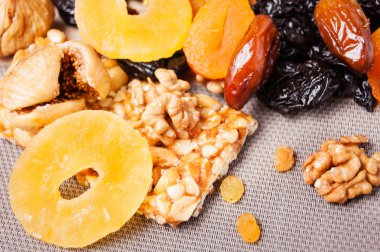 kavrulmuş fındık ve gri arka plan üzerinde kurutulmuş meyve şekerlenmiş