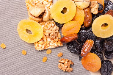 kavrulmuş fındık ve gri arka plan üzerinde kurutulmuş meyve şekerlenmiş