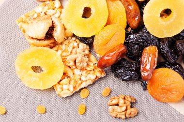 kavrulmuş fındık ve gri arka plan üzerinde kurutulmuş meyve şekerlenmiş