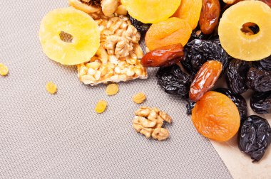 kavrulmuş fındık ve gri arka plan üzerinde kurutulmuş meyve şekerlenmiş