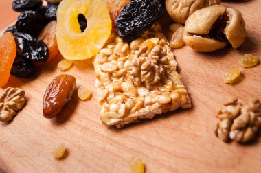 kavrulmuş fındık ve ahşap masa, organik gıda üzerinde kurutulmuş meyve şekerlenmiş