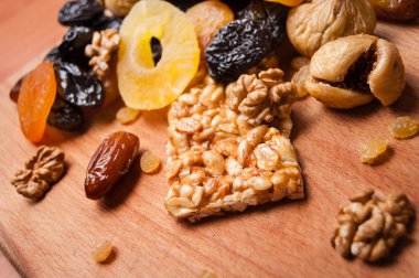 kavrulmuş fındık ve ahşap masa, organik gıda üzerinde kurutulmuş meyve şekerlenmiş