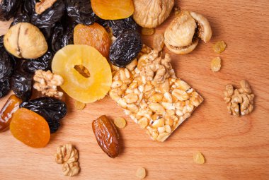 kavrulmuş fındık ve ahşap masa, organik gıda üzerinde kurutulmuş meyve şekerlenmiş