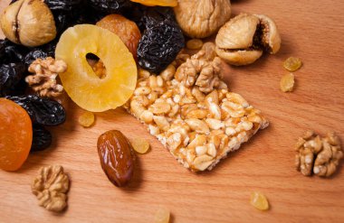 kavrulmuş fındık ve ahşap masa, organik gıda üzerinde kurutulmuş meyve şekerlenmiş