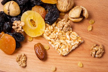 kavrulmuş fındık ve ahşap masa, organik gıda üzerinde kurutulmuş meyve şekerlenmiş