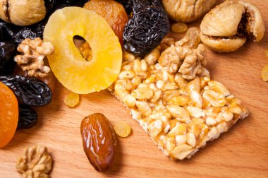 kavrulmuş fındık ve ahşap masa, organik gıda üzerinde kurutulmuş meyve şekerlenmiş