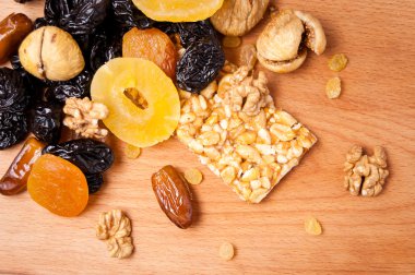 kavrulmuş fındık ve ahşap masa, organik gıda üzerinde kurutulmuş meyve şekerlenmiş