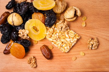 kavrulmuş fındık ve ahşap masa, organik gıda üzerinde kurutulmuş meyve şekerlenmiş