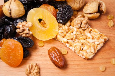 kavrulmuş fındık ve ahşap masa, organik gıda üzerinde kurutulmuş meyve şekerlenmiş