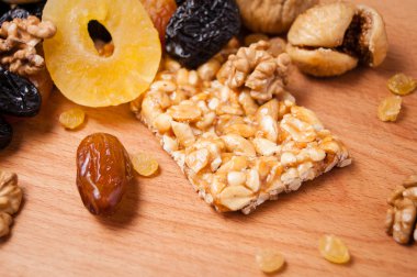 kavrulmuş fındık ve ahşap masa, organik gıda üzerinde kurutulmuş meyve şekerlenmiş