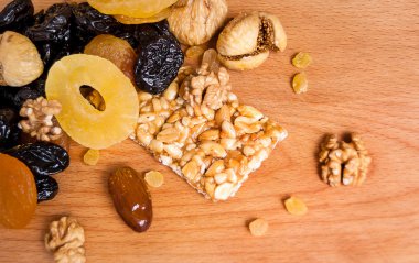 kavrulmuş fındık ve ahşap masa, organik gıda üzerinde kurutulmuş meyve şekerlenmiş