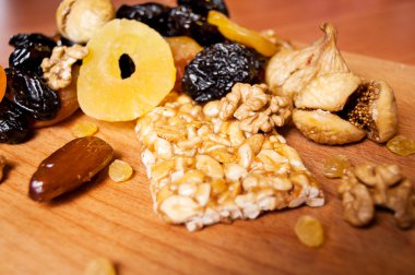 kavrulmuş fındık ve ahşap masa, organik gıda üzerinde kurutulmuş meyve şekerlenmiş