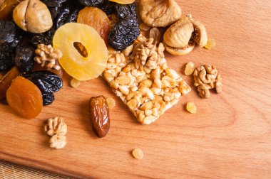 kavrulmuş fındık ve ahşap masa, organik gıda üzerinde kurutulmuş meyve şekerlenmiş