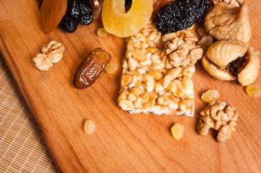 kavrulmuş fındık ve ahşap masa, organik gıda üzerinde kurutulmuş meyve şekerlenmiş