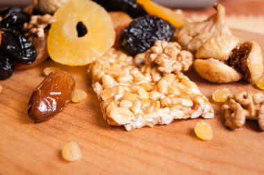 kavrulmuş fındık ve ahşap masa, organik gıda üzerinde kurutulmuş meyve şekerlenmiş