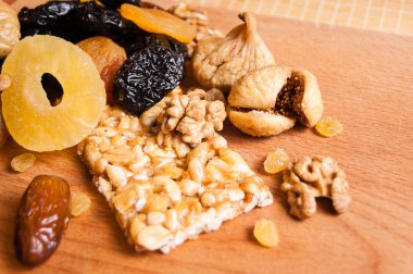 kavrulmuş fındık ve ahşap masa, organik gıda üzerinde kurutulmuş meyve şekerlenmiş