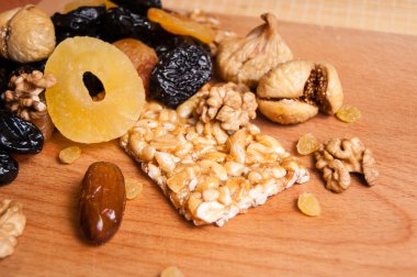 kavrulmuş fındık ve ahşap masa, organik gıda üzerinde kurutulmuş meyve şekerlenmiş