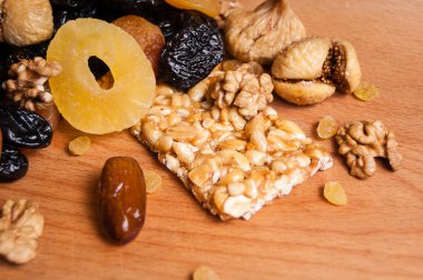 kavrulmuş fındık ve ahşap masa, organik gıda üzerinde kurutulmuş meyve şekerlenmiş