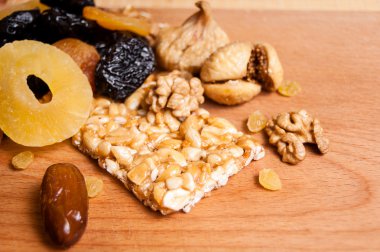 kavrulmuş fındık ve ahşap masa, organik gıda üzerinde kurutulmuş meyve şekerlenmiş