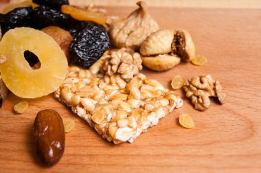 kavrulmuş fındık ve ahşap masa, organik gıda üzerinde kurutulmuş meyve şekerlenmiş