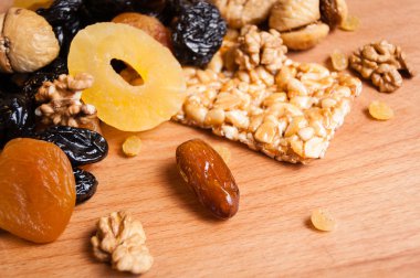 kavrulmuş fındık ve ahşap masa, organik gıda üzerinde kurutulmuş meyve şekerlenmiş