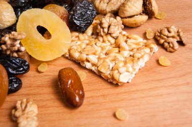 kavrulmuş fındık ve ahşap masa, organik gıda üzerinde kurutulmuş meyve şekerlenmiş