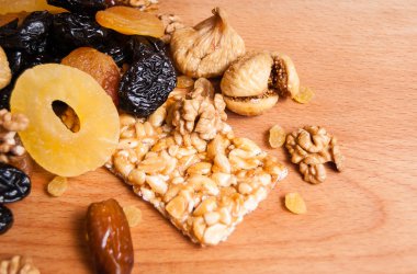 kavrulmuş fındık ve ahşap masa, organik gıda üzerinde kurutulmuş meyve şekerlenmiş