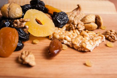 kavrulmuş fındık ve ahşap masa, organik gıda üzerinde kurutulmuş meyve şekerlenmiş