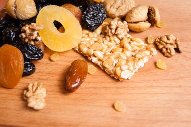 kavrulmuş fındık ve ahşap masa, organik gıda üzerinde kurutulmuş meyve şekerlenmiş