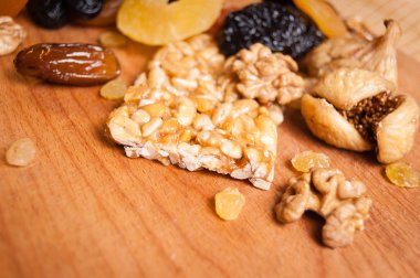 kavrulmuş fındık ve ahşap masa, organik gıda üzerinde kurutulmuş meyve şekerlenmiş