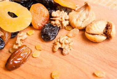 kavrulmuş fındık ve ahşap masa, organik gıda üzerinde kurutulmuş meyve şekerlenmiş