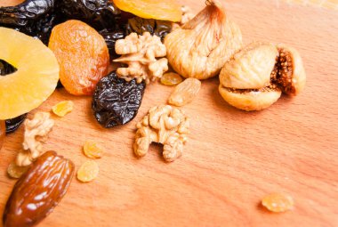 kavrulmuş fındık ve ahşap masa, organik gıda üzerinde kurutulmuş meyve şekerlenmiş