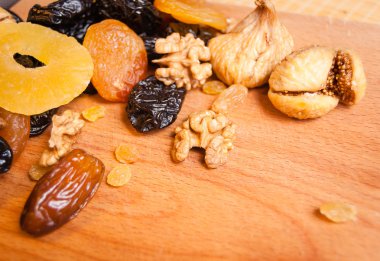 kavrulmuş fındık ve ahşap masa, organik gıda üzerinde kurutulmuş meyve şekerlenmiş