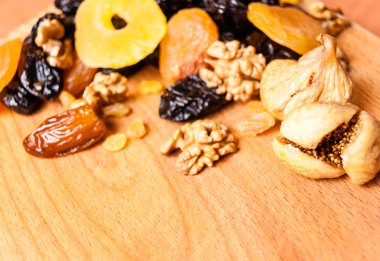 kavrulmuş fındık ve ahşap masa, organik gıda üzerinde kurutulmuş meyve şekerlenmiş