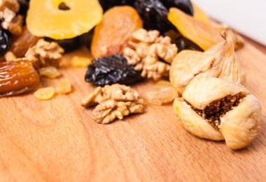 kavrulmuş fındık ve ahşap masa, organik gıda üzerinde kurutulmuş meyve şekerlenmiş