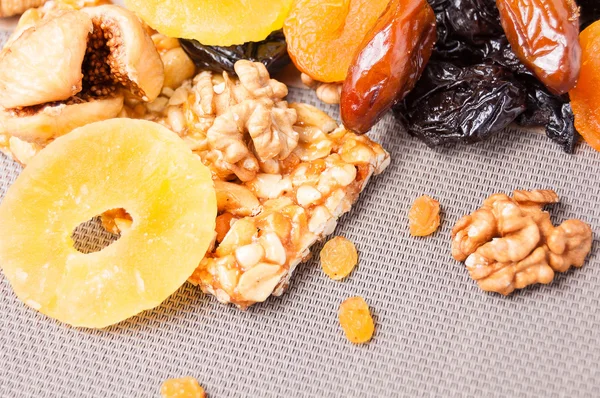 kavrulmuş fındık ve gri arka plan üzerinde kurutulmuş meyve şekerlenmiş