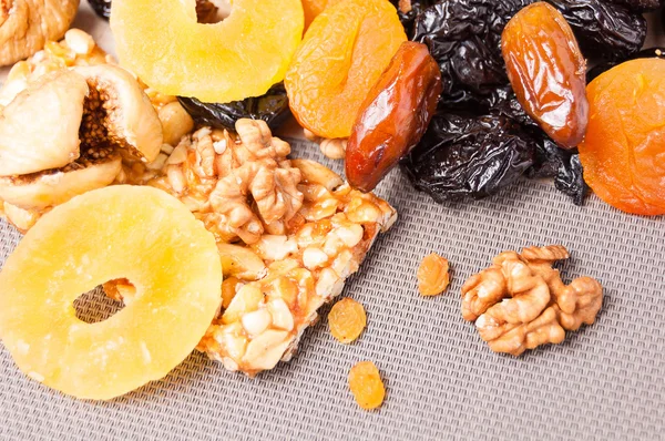 kavrulmuş fındık ve gri arka plan üzerinde kurutulmuş meyve şekerlenmiş