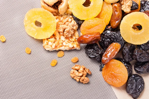 kavrulmuş fındık ve gri arka plan üzerinde kurutulmuş meyve şekerlenmiş