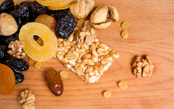 kavrulmuş fındık ve ahşap masa, organik gıda üzerinde kurutulmuş meyve şekerlenmiş