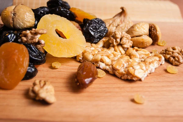 kavrulmuş fındık ve ahşap masa, organik gıda üzerinde kurutulmuş meyve şekerlenmiş