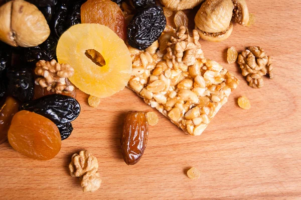 kavrulmuş fındık ve ahşap masa, organik gıda üzerinde kurutulmuş meyve şekerlenmiş